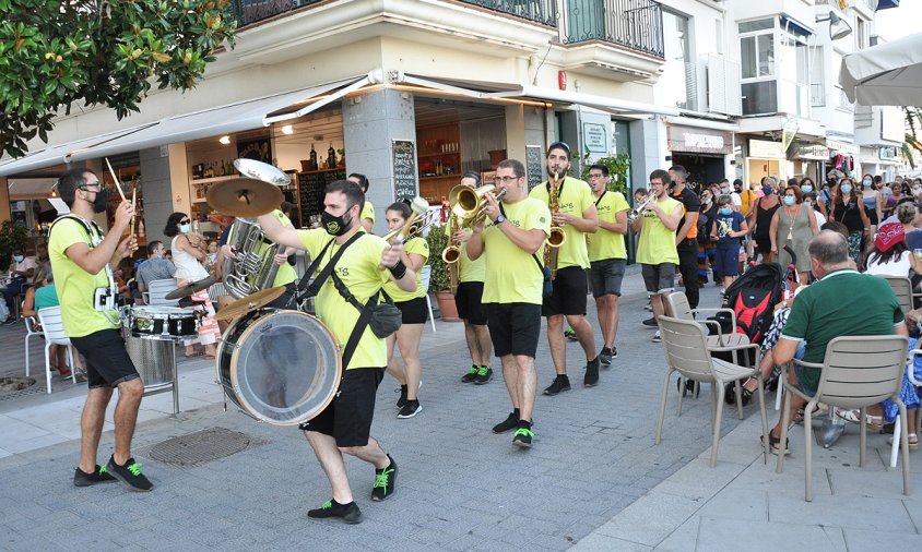 Els Bandonats, ahir al vespre, al seu pas per la façana del Port