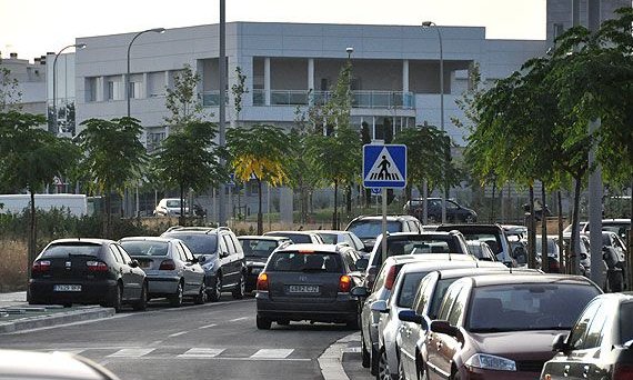 Aspecte actual d'un dels carrers més a tocar de l'hospital lleuger, que es veu al fons de la imatge