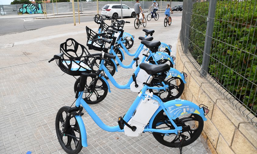 Bicicletes elèctriques estacionades al nou punt de recollida, al costat del Centre Cívic de Vilafortuny