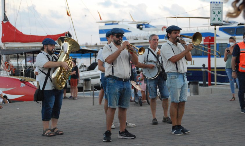 Un moment de l'actuació dels Stromboli Jazz Band, ahir al vespre, davant de les Escales Reials