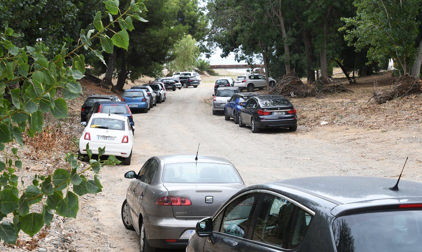 Cotxes aparcats a la llera del torrent del Gener, ahir al migdia