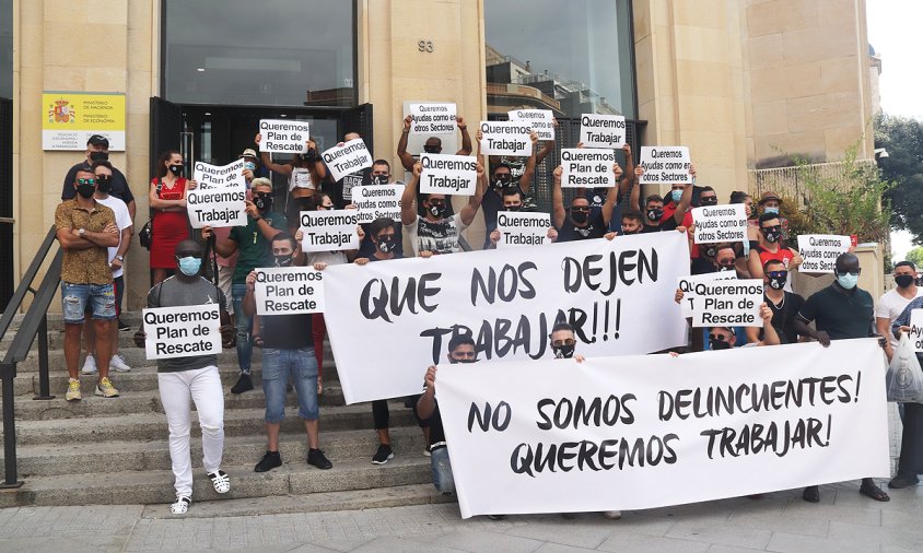 Un moment de la manifestació del sector de l'oci nocturn, ahir a Tarragona