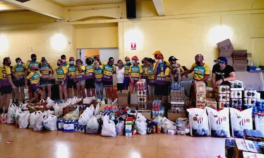 L'equip amb els aliments recaptats en un punt de recollida de les Terres de l'Ebre