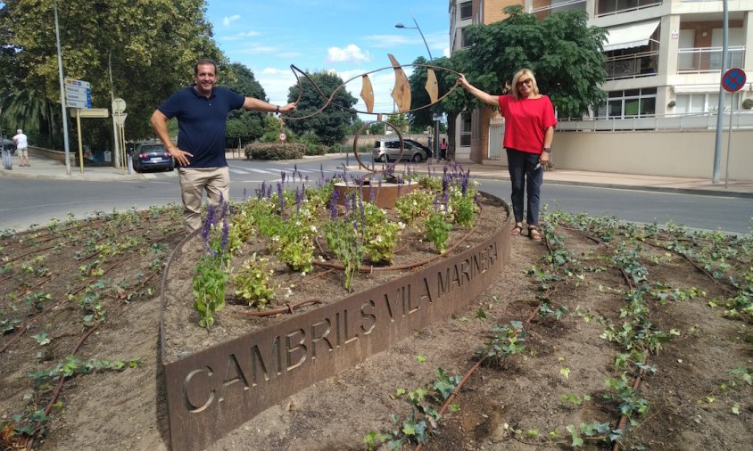 El regidor d'Urbanisme, Enric Daza i la regidora de Cultura, Cinta Ballesté, a la nova rotonda de l'Eixample Platja