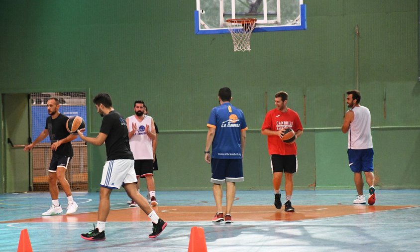 El sènior masculí del CB Cambrils va fer el seu primer entrenament de la temporada, ahir al vespre