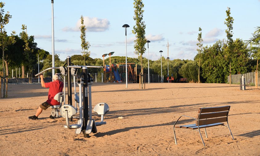 Circuit de fitness, espais de grimpada i bancs a la zona verda de la Fontcoberta