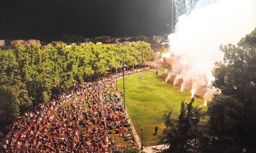 Imatge de la tronada  i castell de focs, a la plaça del Setge, corresponent a la Nit del Foc de l'any passat