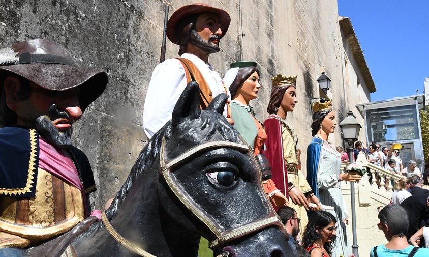 Imatge dels gegants plantats al pati de l'Ermita l'any passat per la diada de la Festa Major, una de les poques imatges festives que demà encara es podrà veure