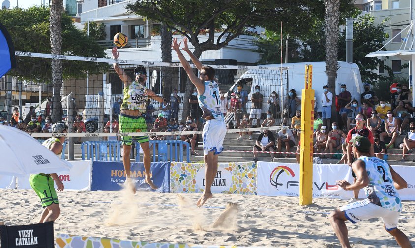 Un moment de la final masculina de la prova del campionat de Catalunya de Vòlei Platja, disputada ahir a la tarda a la platja del Regueral