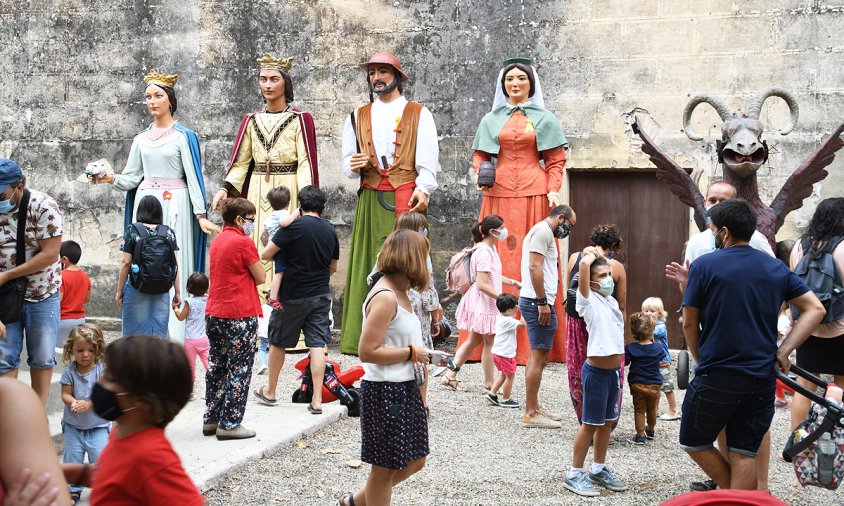 Els gegants i les bèsties de foc es van plantar al pati del davant de l'Ermita