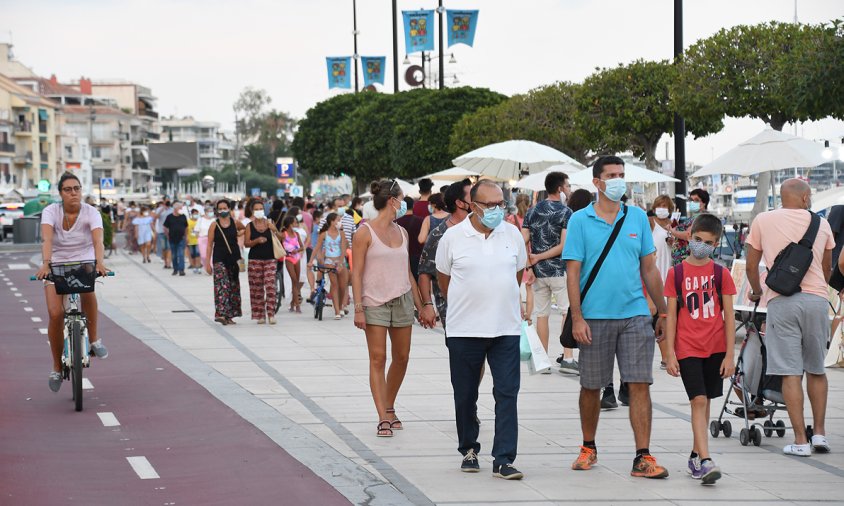 Imatge de gent passejant pel port, aquest mes d'agost