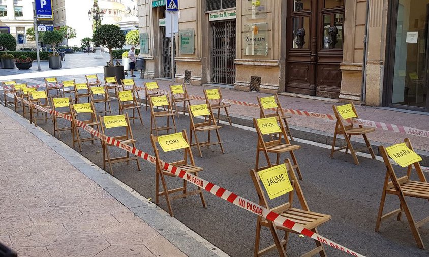 Cadires buides al raval de Santa Anna de Reus, ahir al matí, per reivindicar els represaliats de la comarca