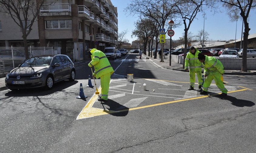 Els operaris estan acabant de pintar la nova senyalització per a fer efectiu el canvi circulatori, a mig matí d'avui