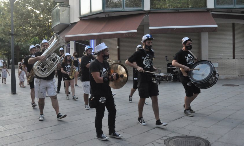 Inici de la xaranga, a la plaça de Mossèn Joan Batalla, amb el grup vila-secà de la Txaranga Band Tocats