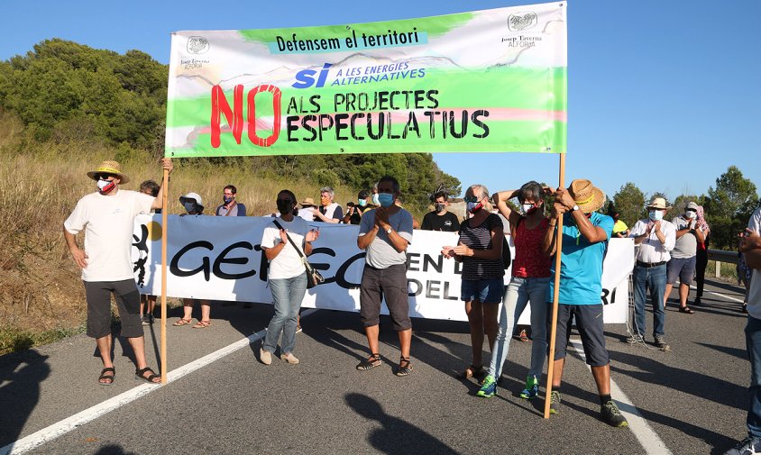 Imatge dels participants en el tall de carretera a l'N-420 a l'altura de Riudecols per denunciar la instal·lació del parc eòlic Lo Vedat del Pany