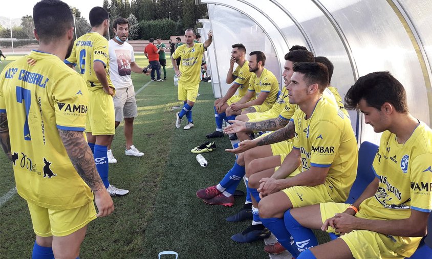 Jugadors del Cambrils Unió amb l'entrenador Gabri, el passat dissabte al camp de l'Ascó