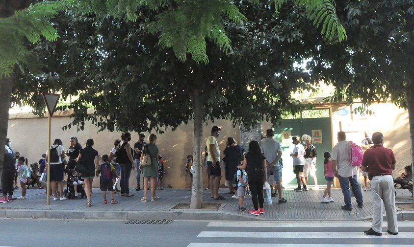 Pares i alumnes esperant-se a les portes de l'edifici de La Salle, del col·legi Cardenal Vidal i Barraquer, aquest matí