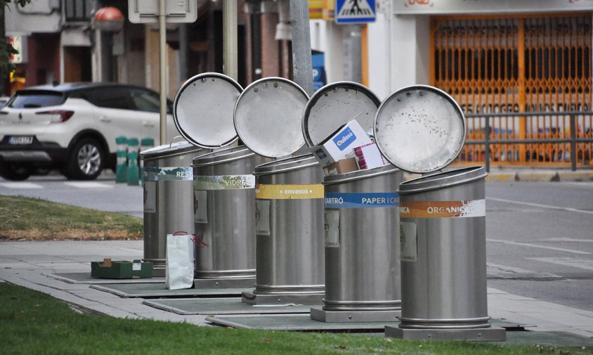 Imatge d'una bateria de contenidors antics a la plaça de la Constitució