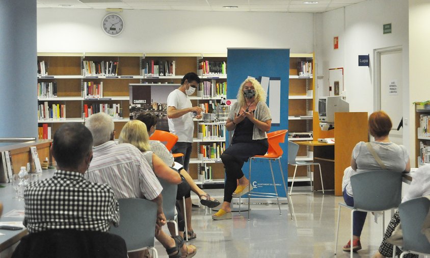 Sessió de contes per adults a càrrec de Montse Parra i tast de vins de la mà de Telm Costa, ahir a la tarda a la Biblioteca