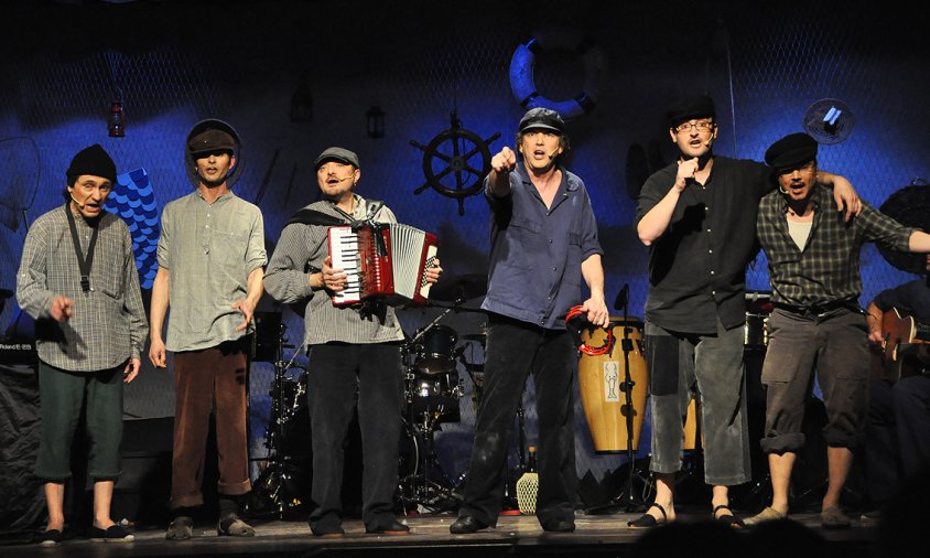 Carlos Rom, al centre de la imatge, amb els Patoies en un moment del musical "Naltros som així", l'any 2016