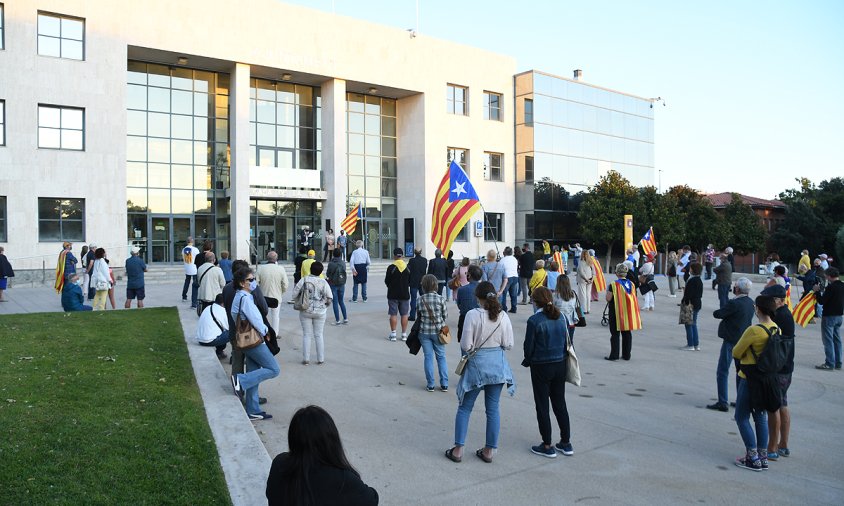 Un detall de la concentració d'ahira a la tarda a la plaça de l'Ajuntament