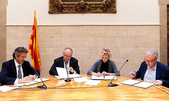 L'alcalde d'Amposta, Manel Ferrer; el vicepresident del Govern, Josep-Lluís Carod-Rovira, la secretària general de l'esport, Anna Pruna; i l'alcalde de Cambrils, Robert Benaiges, ahir a la tarda durant la signatura del protocol d'intencions al Palau de la