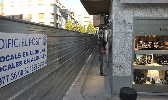 La plaça del Pòsit està delimitada per una tanca situada a un metre i mig de les façanes de les cases