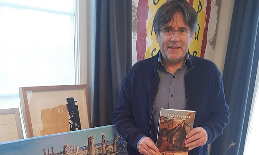 Imatge de Carles Puigdemont amb un exemplar del llibre de Jaume Borràs