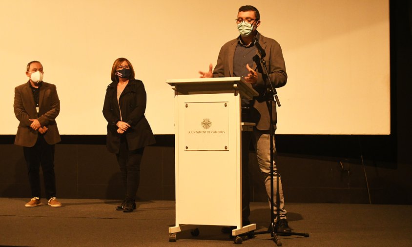 El director del Museu d'Història, Gerard Martí; l'alcaldessa, Camí Mendoza, i el representant de Digivisión, Samuel Menéndez, ahir, en la presentació del documental