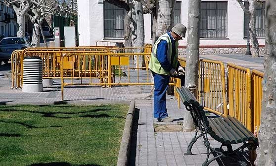 Un treballador col·locant unes tanques al passeig d'Albert, ahir al matí