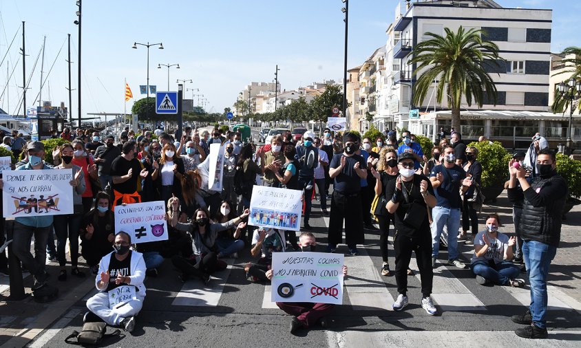 Els manifestants han tallat el vial del port en un moment de la concentració d'avui