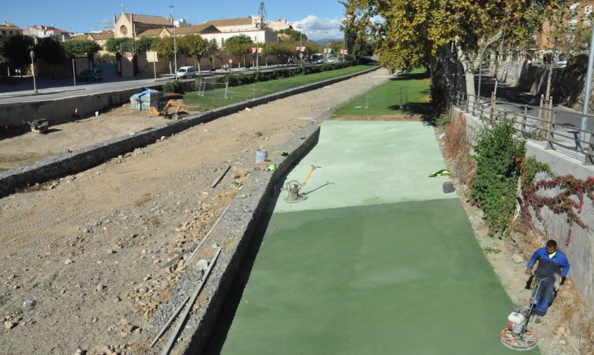 Treballs a la llera de la riera d'Alforja, ahir al matí