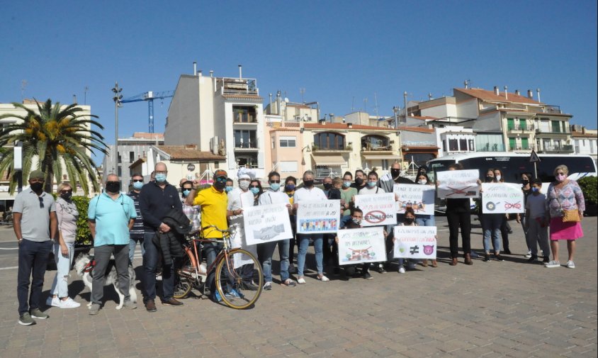 Concentració de protesta, ahir al migdia, al Port