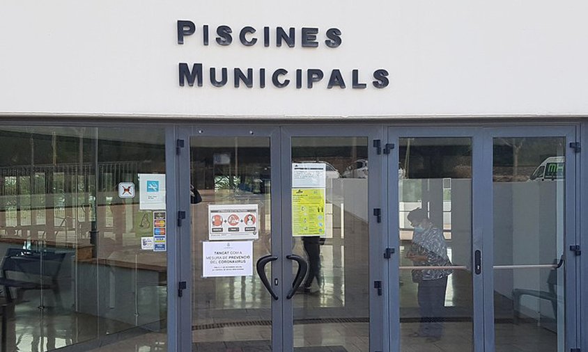 La porta de la Piscina Municipal Coberta amb el cartell de tancat