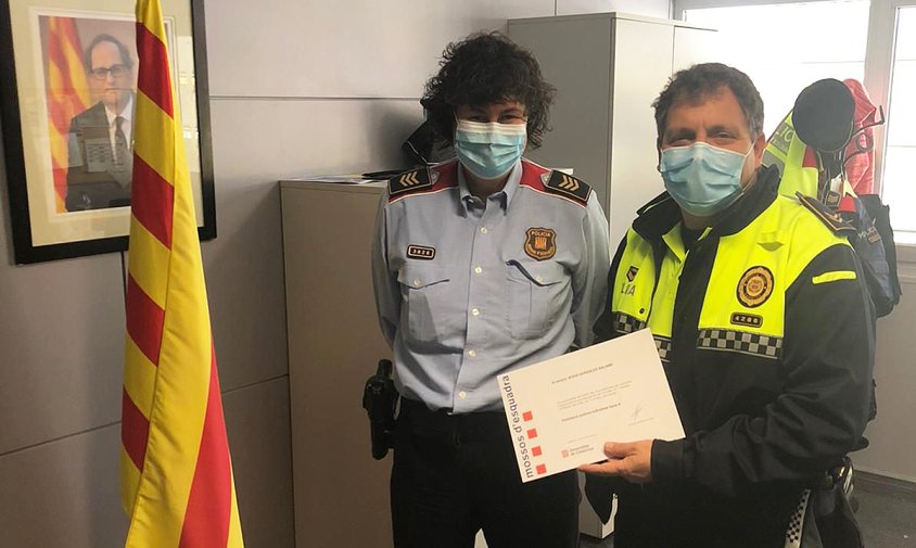 Moment del lliurament de la felicitació al sergent de la Policia Local de Cambrils, Jesús González, de mans de la sotsinspectora en cap de la comissaria de districte dels Mossos, Carme Domènech