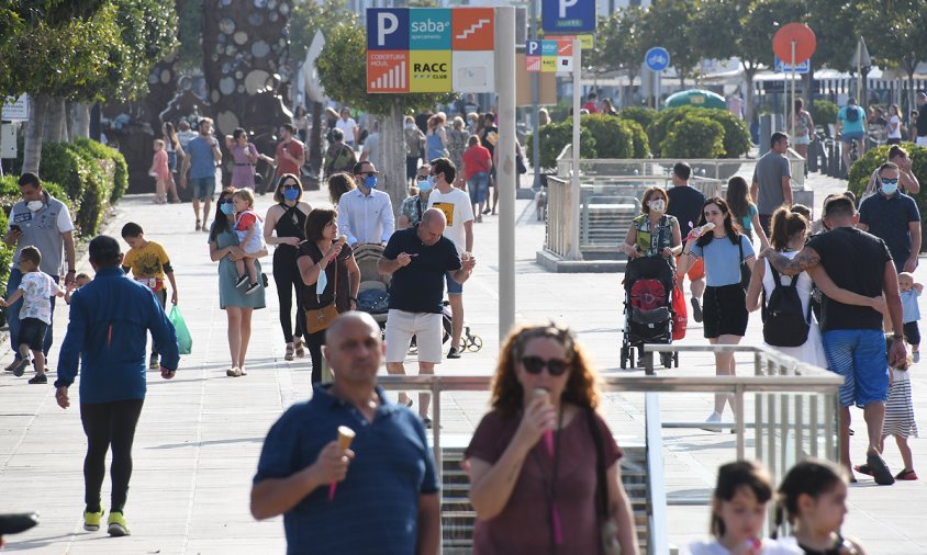 Imatge d'arxiu de gent passejant pel Port, aquest estiu