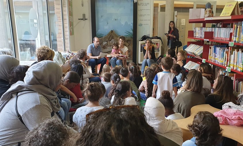 Lectura de "El conte de dos germans" fet per una familia del GAM a la biblioteca Xavier Amorós, un dels actes de la diada del record 2019