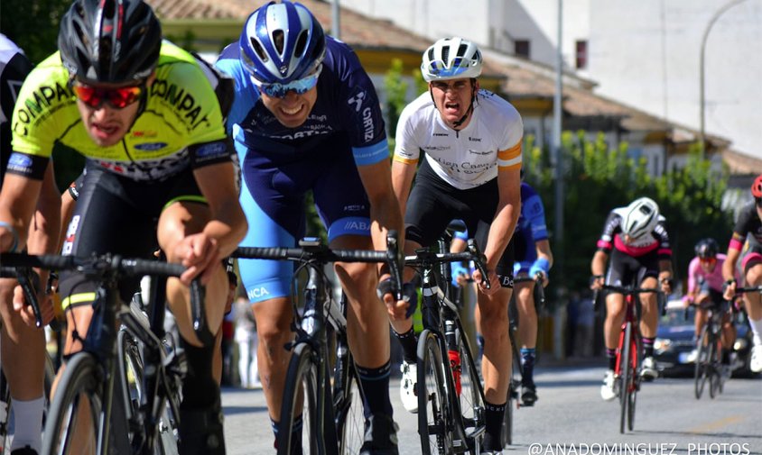 El ciclisme cambrilenc Edgar Curto, en primer terme, a l'esquerra a de la imatge