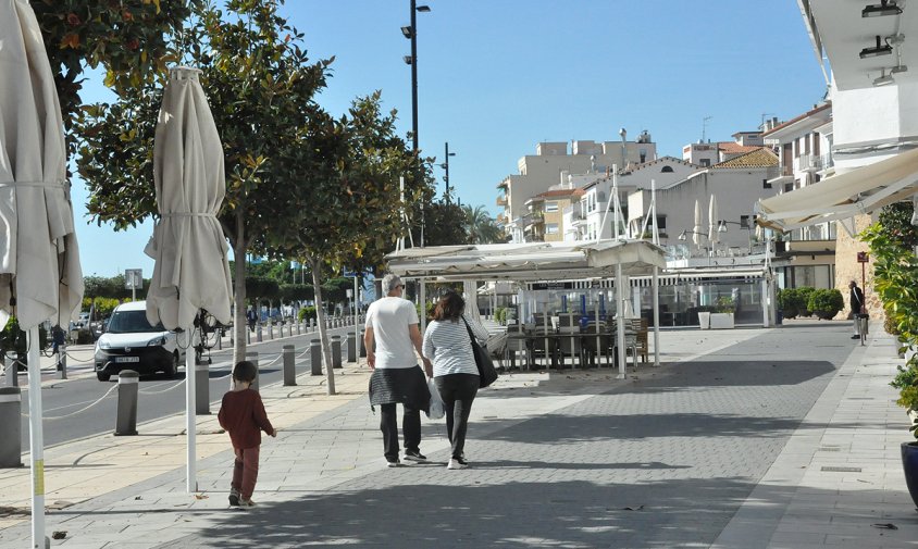 Aspecte de la façana marítima del Port, amb les terrasses tancades