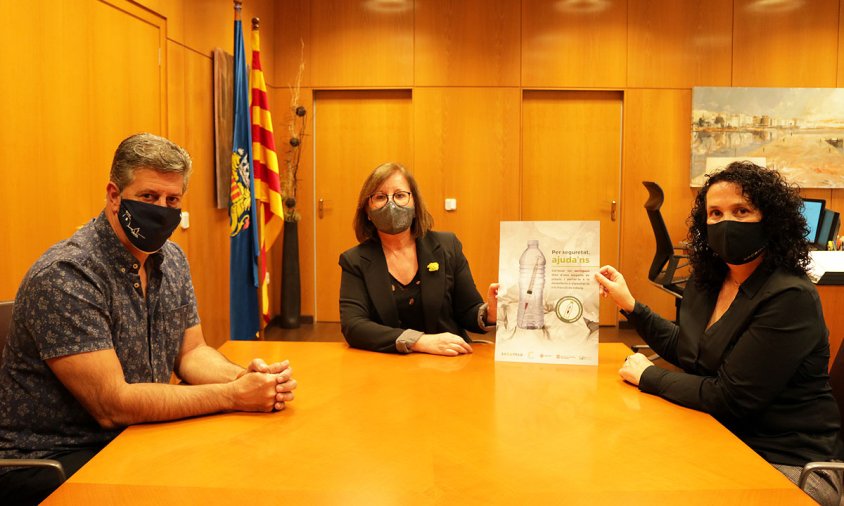 L'alcaldessa de Cambrils, Camí Mendoza; la presidenta de Secomsa, Rosa Maria Abelló, i el regidor de Medi Ambient de l'Ajuntament de Cambrils, Lluís Abella, han presentat avui la iniciativa