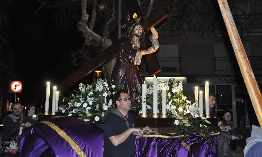 Un moment del trasllat de la imatge de Jesús Natzarè, ahir al vespre