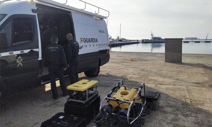 Part de l'operatiu de rescat, ahir, al port de Sant Carles de la Ràpita