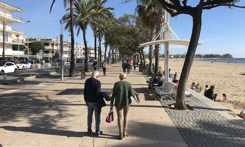 Imatge del passeig i de la platja del Regueral, ahir a mig matí