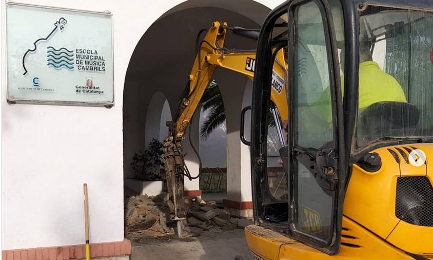 Imatge d'una màquina treballant en les obres a l'escola