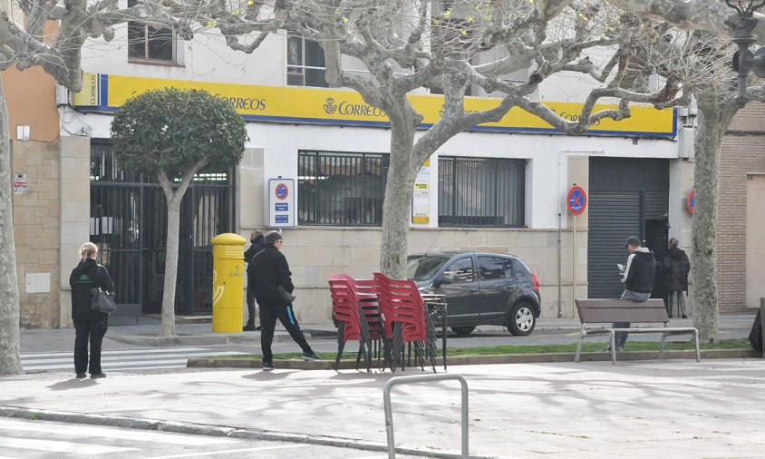 Gent fent cua a l'oficina de Correus de Cambrils, a l'inici de la pandèmia, el passat mes de març