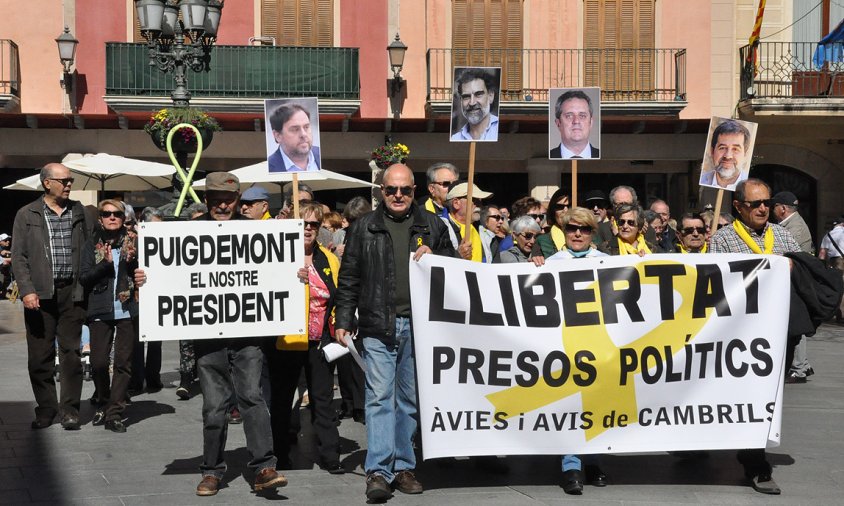 Concentració dels Avis i Àvies de Cambrils, ahir a la plaça de la Vila