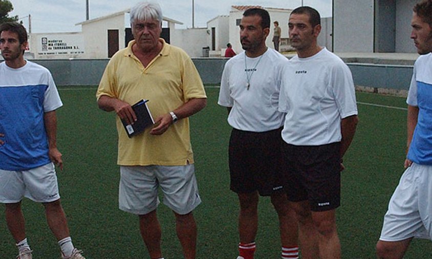 José Luis Guerra, al centre de la imatge, amb Alex, l'entrenador de porters, i Juan Carlos, el segon entrenador fins ahir, en un dels primers entrenaments de l'Oleastrum aquesta temporada, el passat mes d'agost