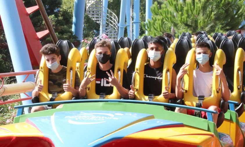 Part frontal del tren del Dragon Khan, amb usuaris amb mascareta, el primer dia d'obertura de PortAventura, el 8 de juliol