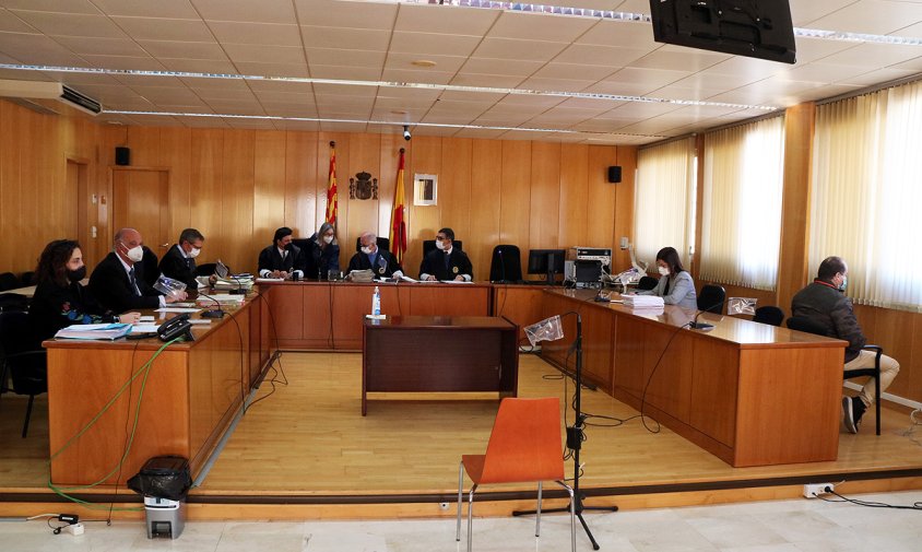 Pla general de la sala de vistes de l'Audiència de Tarragona amb l'home condemnat per abusos sexuals a menors, assegut a la dreta