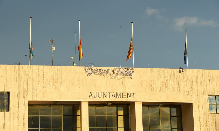 Banderes a mitja asta, ahir, a la teulada de la Casa de la Vila